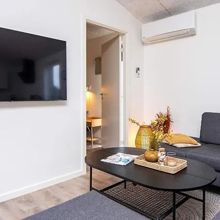 6 Person In Ansager-by Traum *