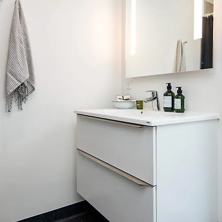 6 Person In Ansager-by Traum *