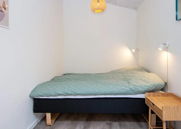 6 Person In Ansager-by Traum *